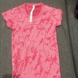Lululemon pink/fuscia t-shirt. Excellent condition